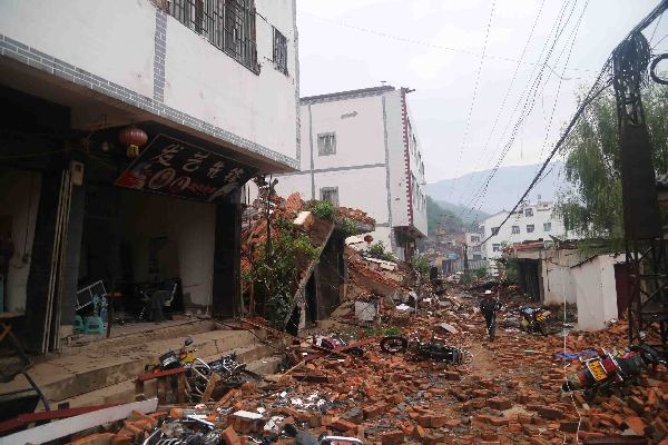 Rescuers race against time after SW China quake