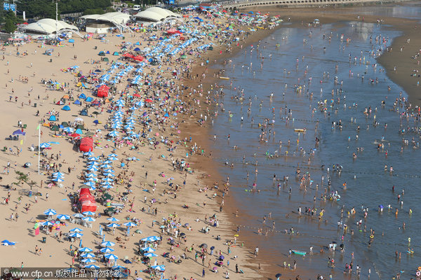 Tourists swarm to beaches despite early autumn