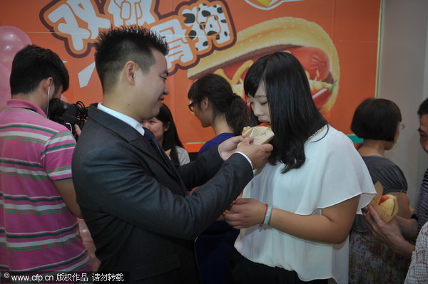 Man proposes with 1001 hot dogs in Chengdu