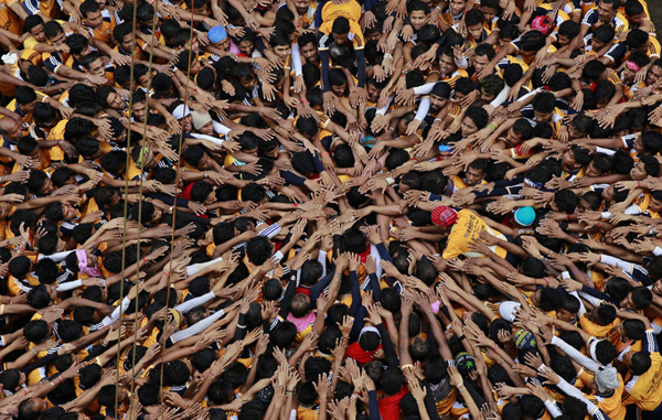 Human pyramid devoted to Hindu god in Mumbai