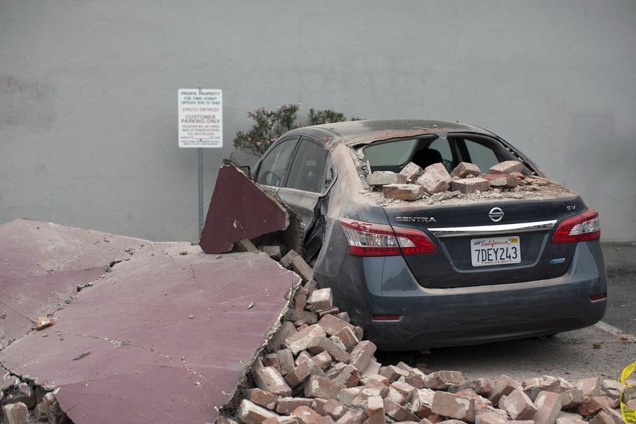 Strong quake rocks California, dozens injured