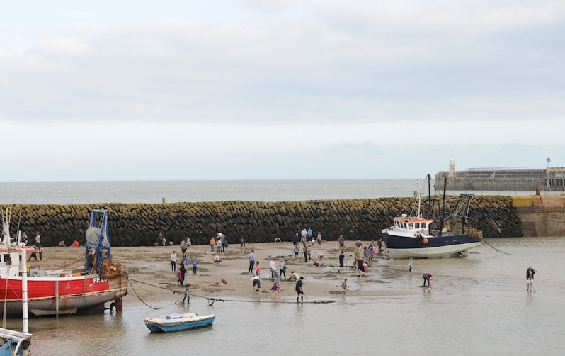 Gold rush as artist buries bullion on British beach