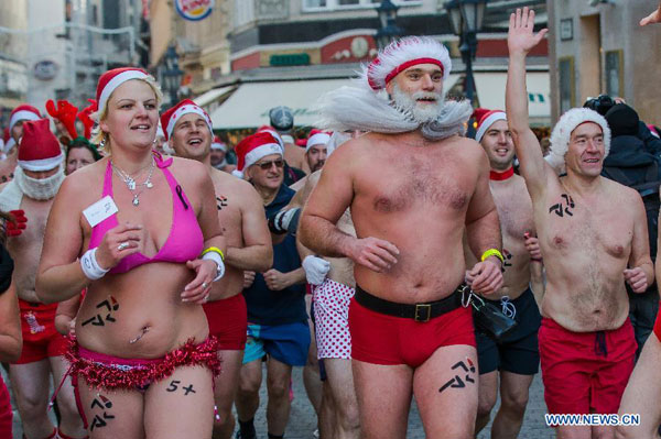 Hilarious 'Santa run' in Europe