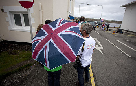 Day one of Malvinas vote ends peacefully