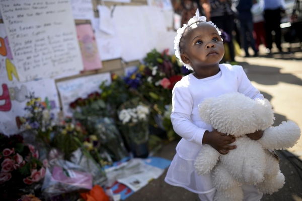 People pay respect to Mandela