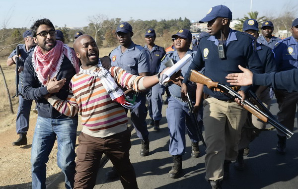 Police fire stun grenades at protesters against Obama