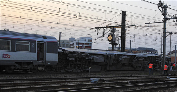 6 dead in France train crash; 9 gravely injured