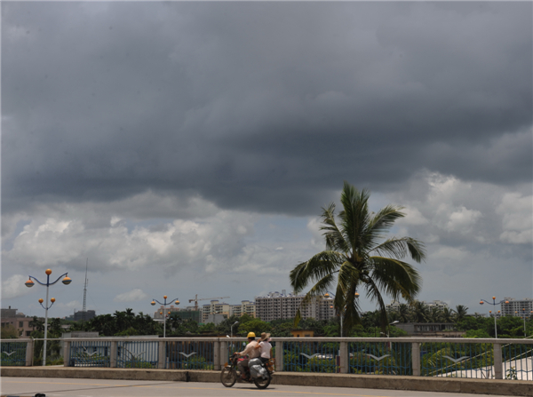 Typhoon Jebi barrels down on Hainan Island