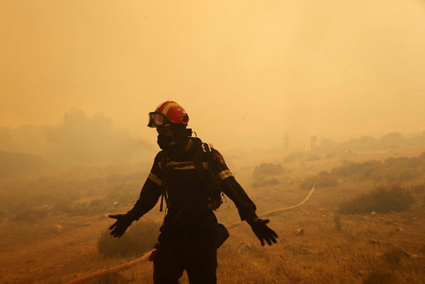 Forest fire rages in Athens