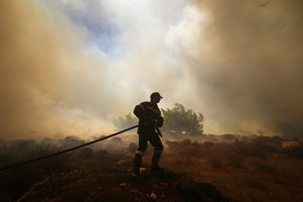 Forest fire rages in Athens