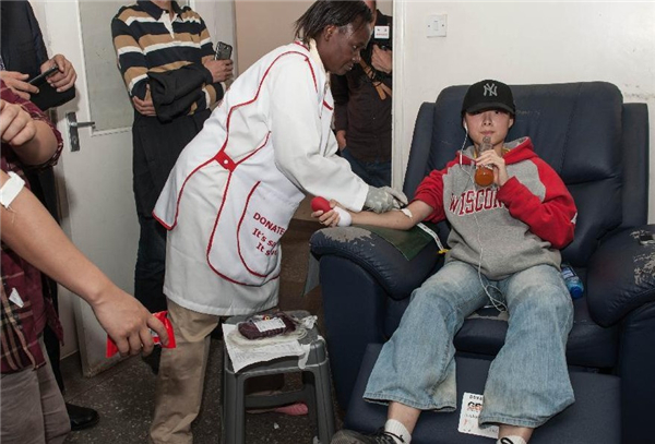 Chinese workers donate blood for Kenya victims