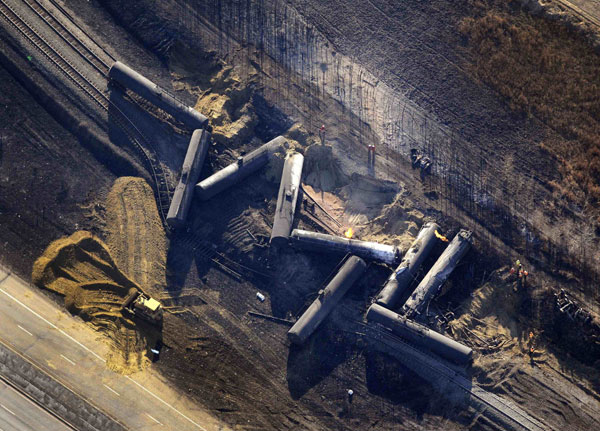 Train carrying carrying oil, gas derails in Canada