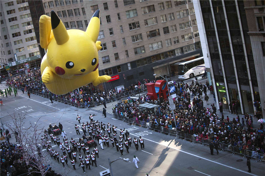 Americans mark Thanksgiving Day with parades