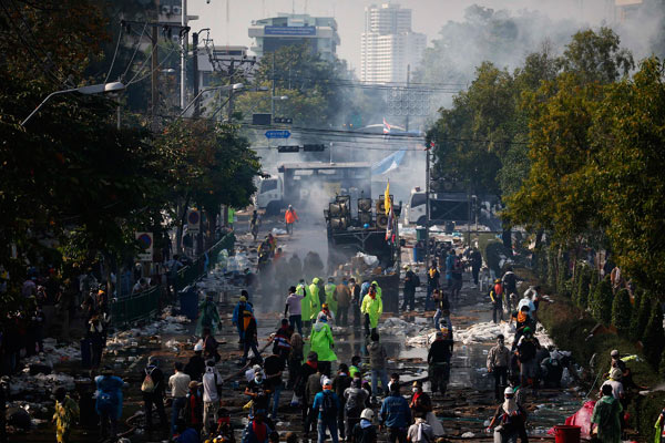 Thai PM calls for talks, protest leader defiant