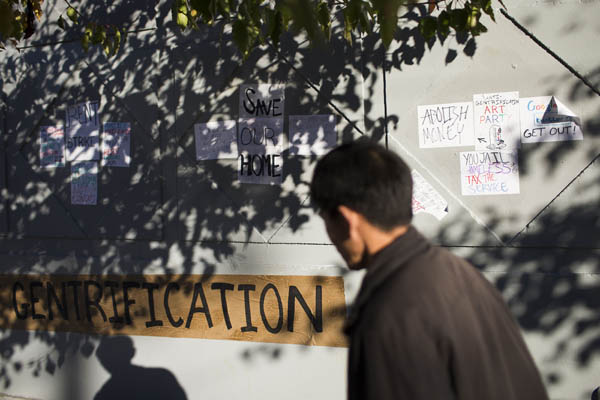 Google bus blocked in San Francisco protest