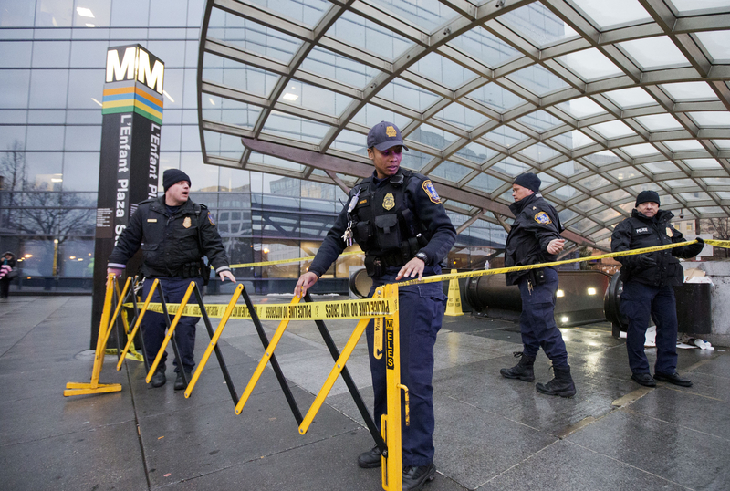 Smoke fills DC subway station, one dead