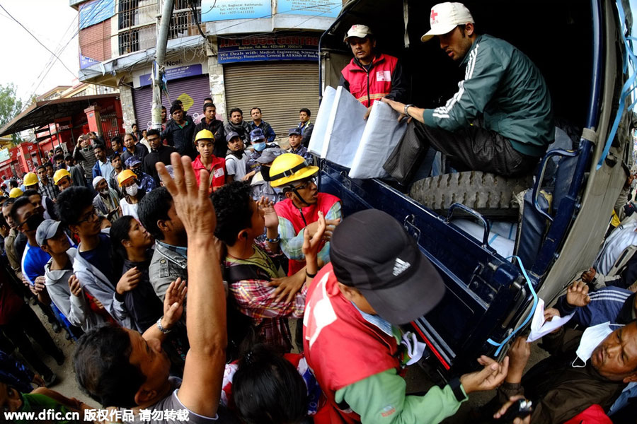 Kathmandu's quake survivors struggle for food, water, tents