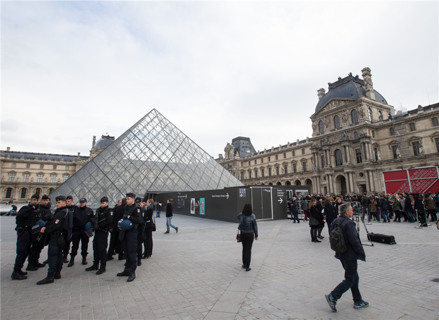 Landmarks of Paris reopen for tourists after terrorist attacks