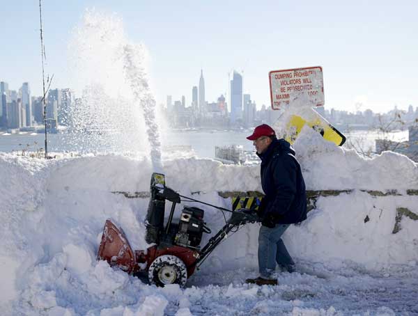 New York, Washington clean up after fatal blizzard