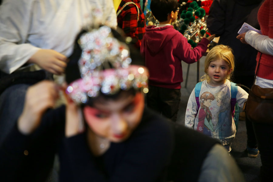 Sichuan opera charms British children