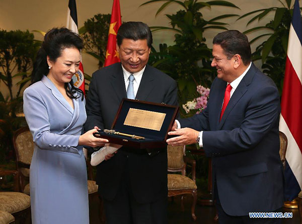 President Xi presented with 'key to Prague'