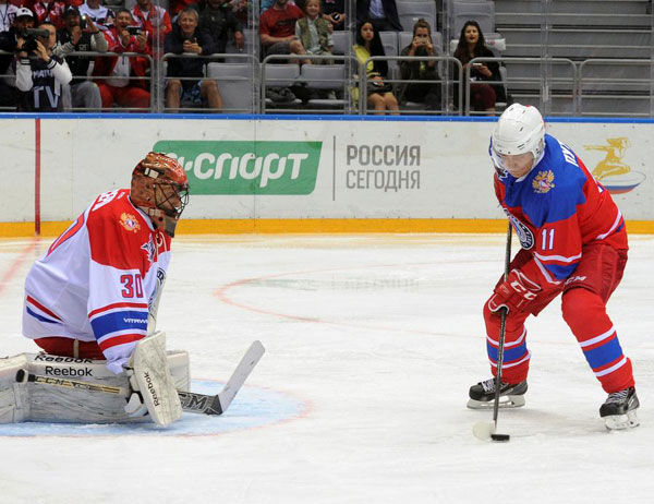 Putin plays ice hockey in Sochi