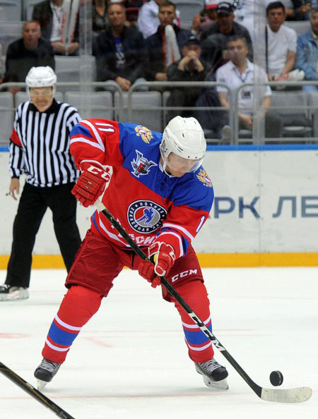 Putin plays ice hockey in Sochi