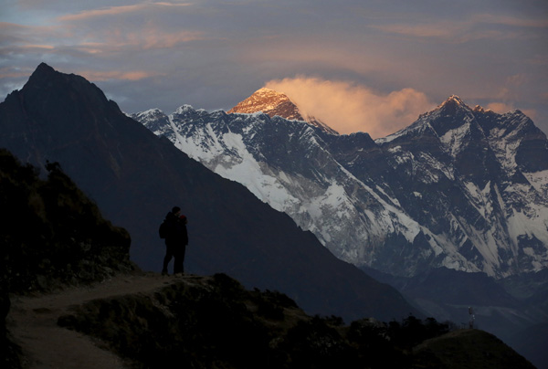 Qomolangma safety under scrutiny as third climber dies