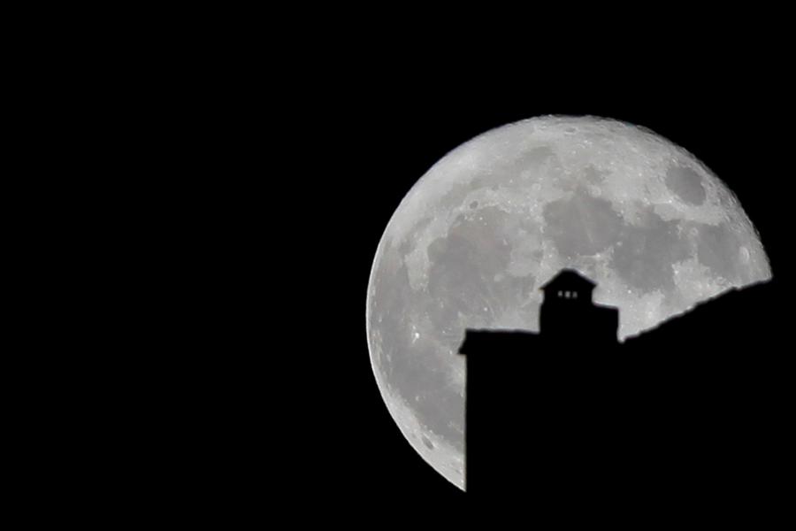 Super moon lights up skies around world