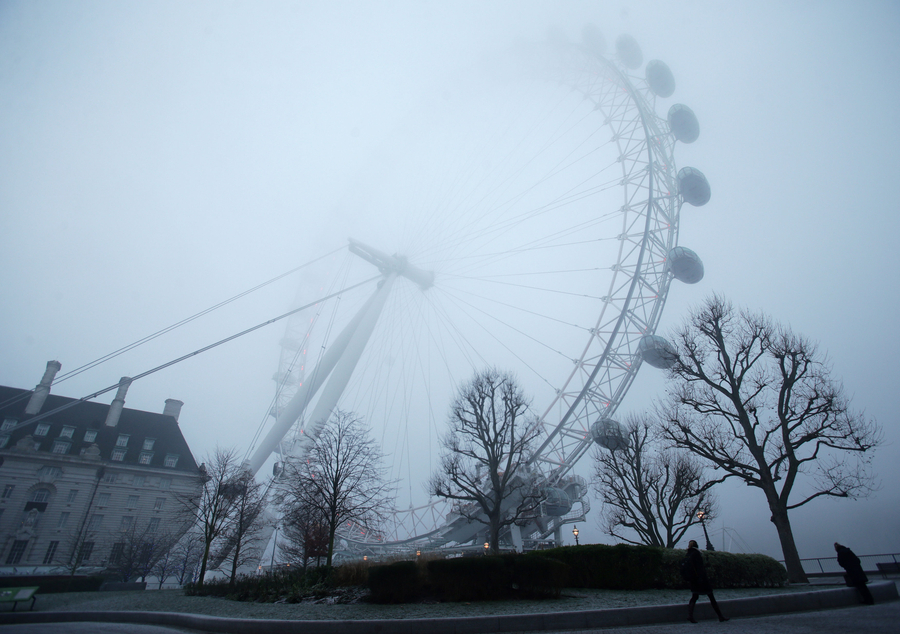 Fog descends across London, forces flights cancellations