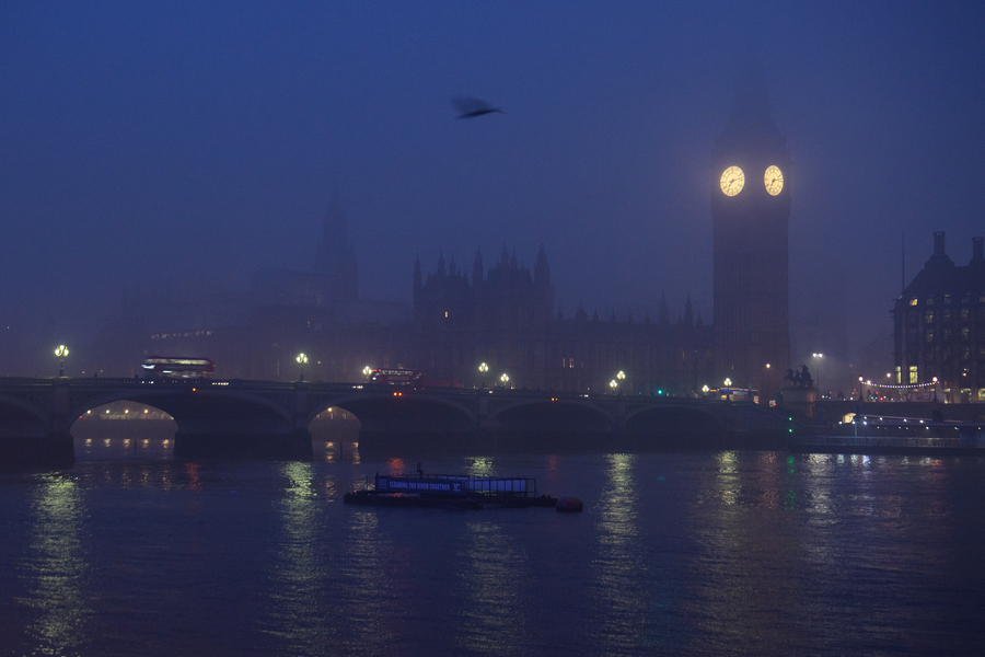 Fog descends across London, forces flights cancellations