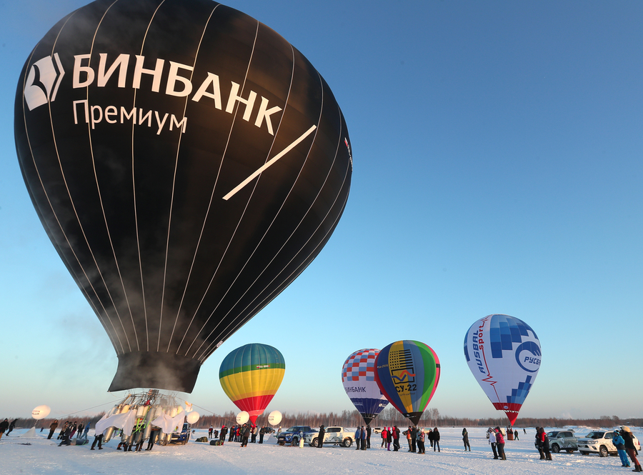 Russian adventurer off to set hot air balloon record