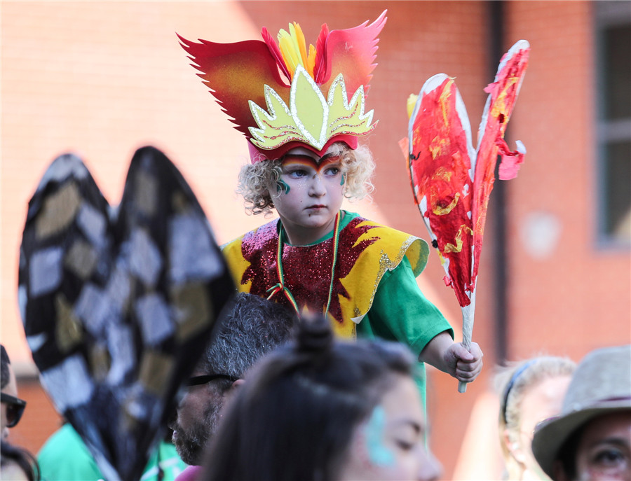 Thousands revelers enjoy colorful Notting Hill Carnival