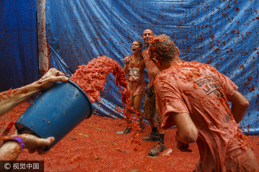 Revelers hurl 150 tons of tomatoes in Spanish festival