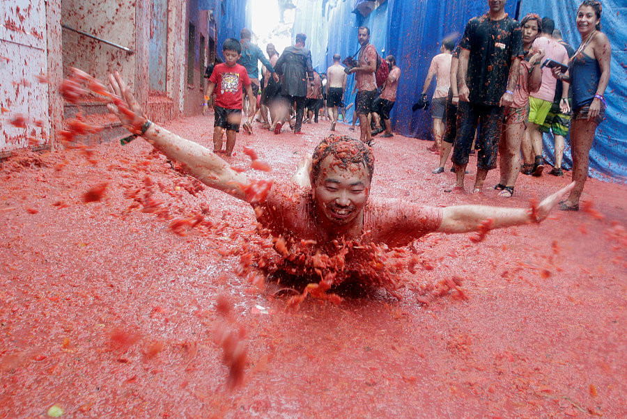 Revelers hurl 150 tons of tomatoes in Spanish festival