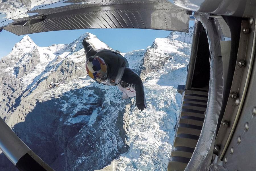 Wingsuit flyers fly into plane from Jungfrau Mountain