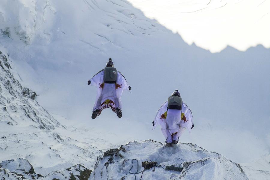 Wingsuit flyers fly into plane from Jungfrau Mountain