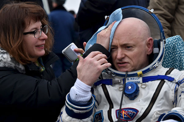 Space station crew end record US spaceflight